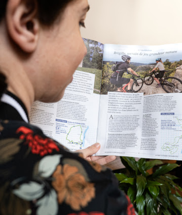 Lecture de magazine, rédaction d'identité éditoriale dans la communication